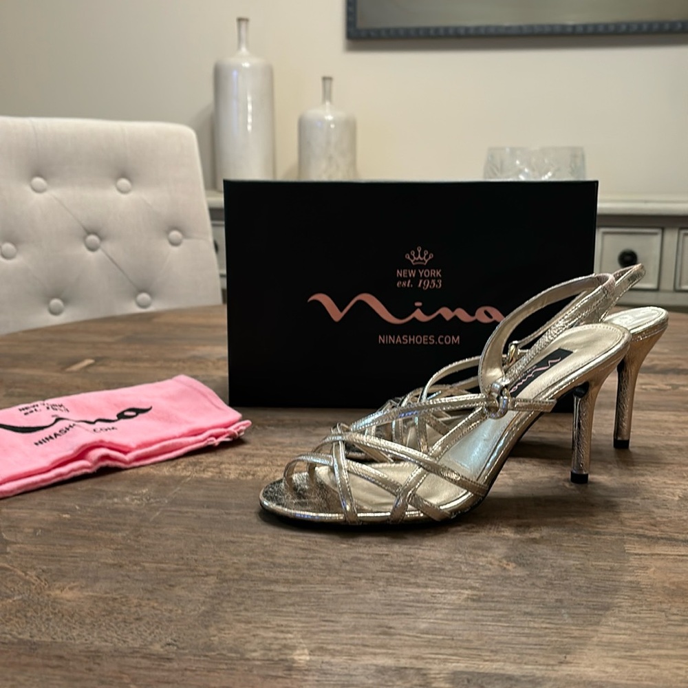Nina metallic Platino sandals